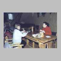 104-1137 November 2003. Frau Kenzler und Frau Poprow im Jagdhaus beim Essen..JPG